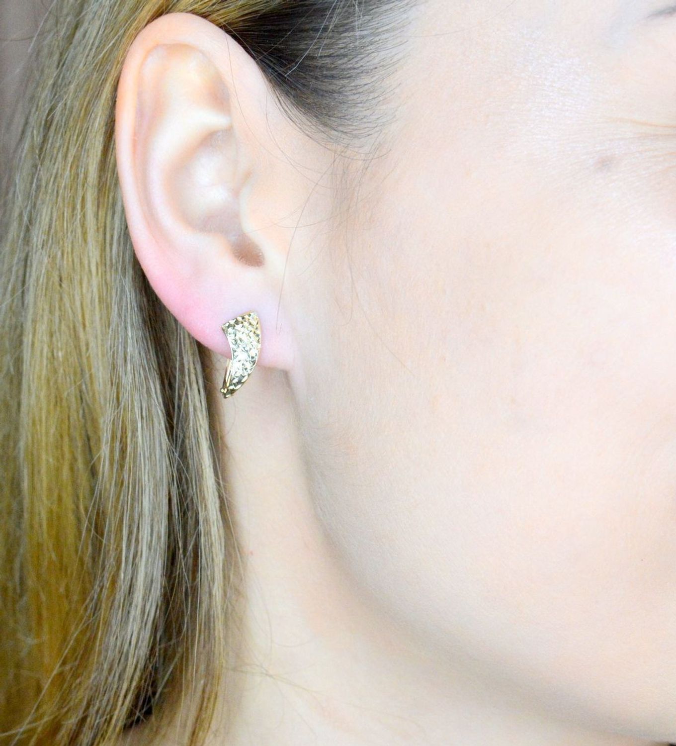 Złote kolczyki 375 angielskie z grawerowaniem KL 3367B 375. Złote kolczyki wykonane z najwyższej jakości żółtego złota, próba 375, waga około 1,07 gram. Kolczyki w minimalistycznym stylu, wpisujące się w obecne trendy modowe..jpg